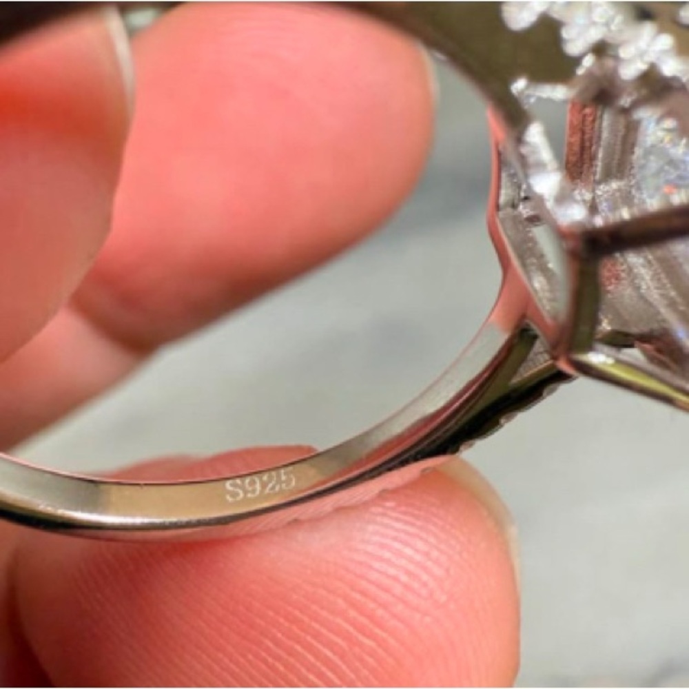 925 Sterling Silver CZ size 7 beautiful ring . Shiny - Picture 5 of 6